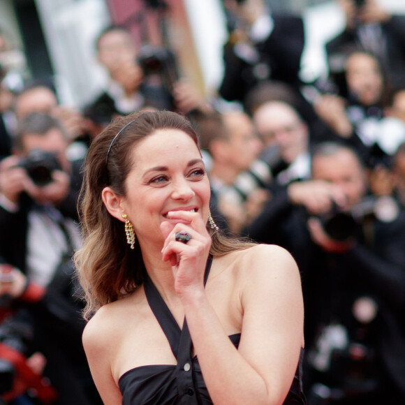 Marion Cotillard, habillée en Chanel, assiste à la montée des marches du film "La belle époque" lors du 72ème Festival International du Film de Cannes. Le 20 mai 2019 © Jacovides-Moreau / Bestimage