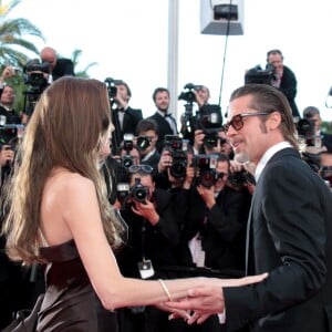 Brad Pitt et Angelina Jolie lors de la montée des marches du film The Tree of Life au Festival de Cannes en 2011 © Guillaume Gaffiot/Bestimage