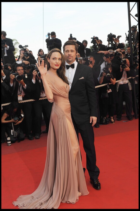 Brad Pitt et Angelina Jolie lors de la montée des marches du film Inglourious Basterds au Festival de Cannes 2011