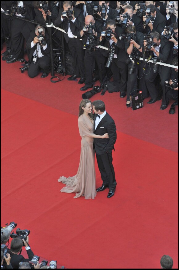 Brad Pitt et Angelina Jolie lors de la montée des marches du film Inglourious Basterds au Festival de Cannes 2011