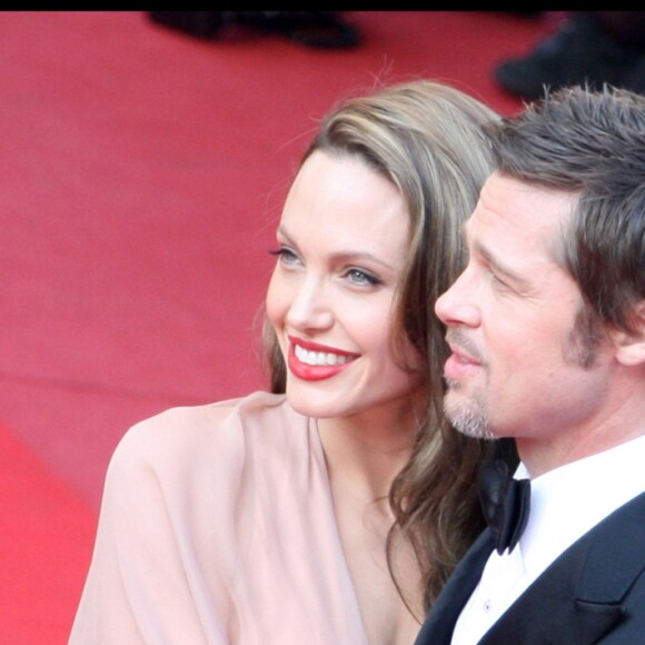 Brad Pitt et Angelina Jolie lors de la montée des marches du film Inglourious Basterds au Festival de Cannes 2011