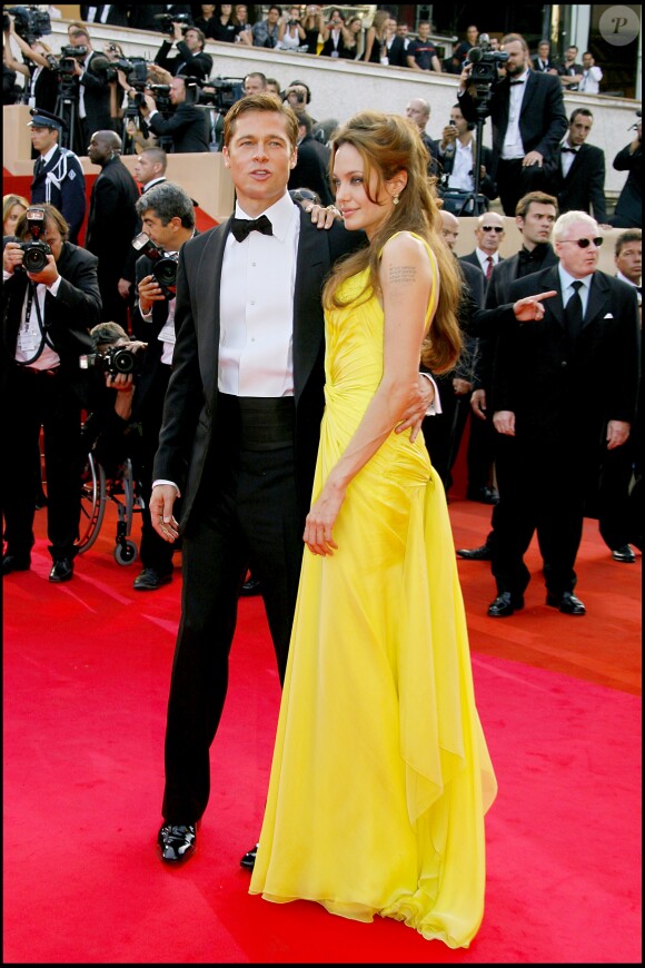 Angelina Jolie et Brad Pitt lors de la montée des marches du Festival de Cannes et la projection du film Ocean's Thirteen en 2007