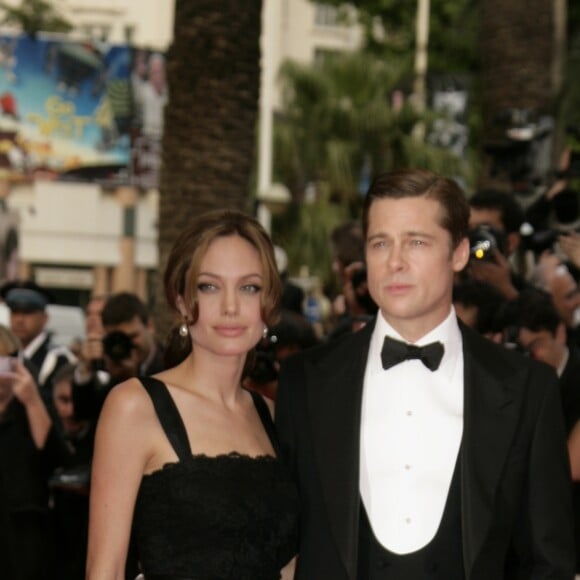 Angelina Jolie et Brad Pitt lors de la montée des marches du film Un coeur invaincu au Festival de Cannes en 2007