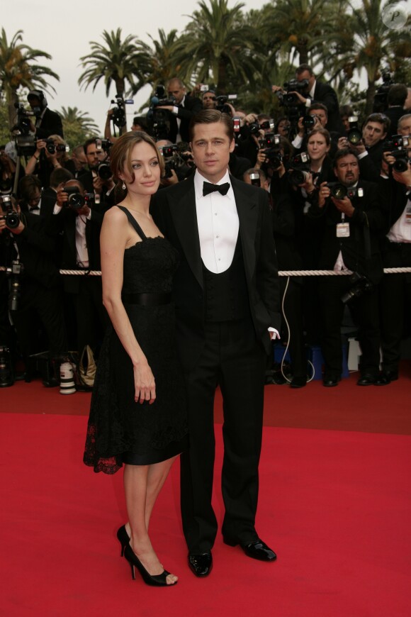 Angelina Jolie et Brad Pitt lors de la montée des marches du film Un coeur invaincu au Festival de Cannes en 2007