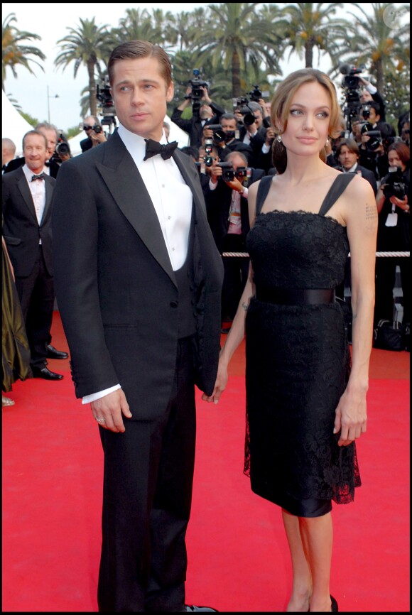 Angelina Jolie et Brad Pitt lors de la montée des marches du film Un coeur invaincu au Festival de Cannes en 2007