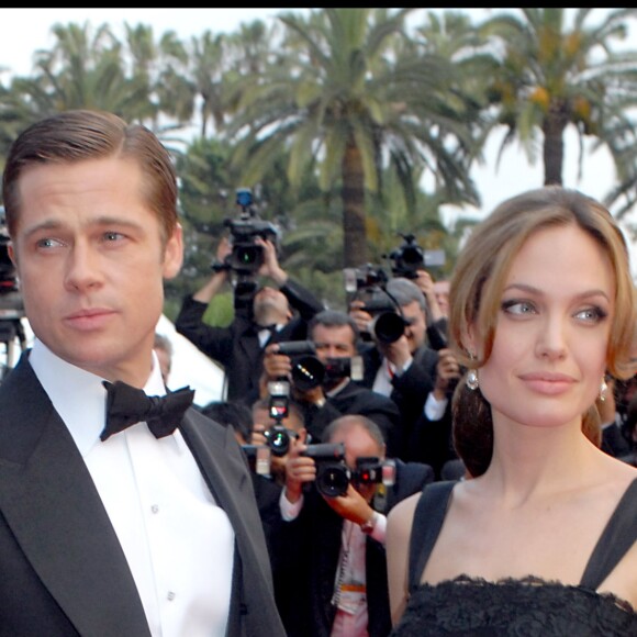 Angelina Jolie et Brad Pitt lors de la montée des marches du film Un coeur invaincu au Festival de Cannes en 2007
