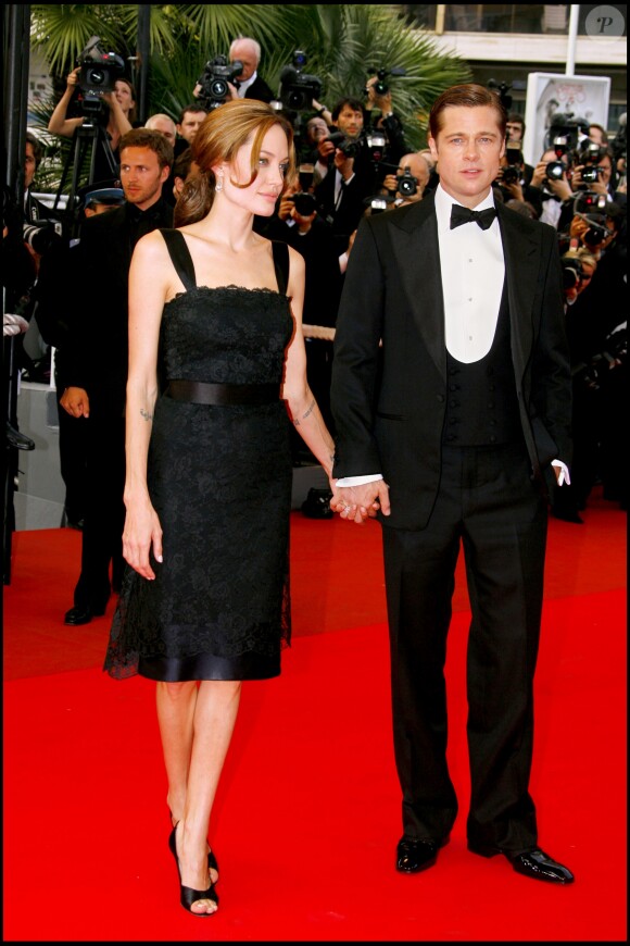 Angelina Jolie et Brad Pitt lors de la montée des marches du film Un coeur invaincu au Festival de Cannes en 2007