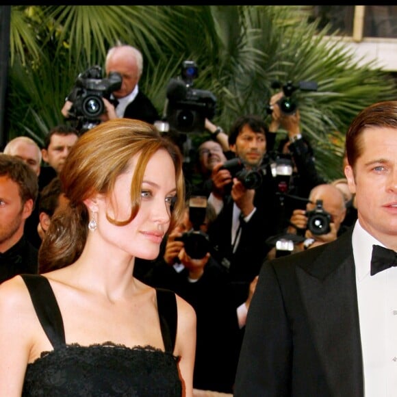 Angelina Jolie et Brad Pitt lors de la montée des marches du film Un coeur invaincu au Festival de Cannes en 2007