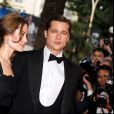 Angelina Jolie et Brad Pitt lors de la montée des marches du film Un coeur invaincu au Festival de Cannes en 2007
