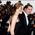 Angelina Jolie et Brad Pitt lors de la montée des marches du film Un coeur invaincu au Festival de Cannes en 2007