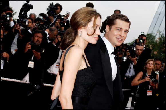 Angelina Jolie et Brad Pitt lors de la montée des marches du film Un coeur invaincu au Festival de Cannes en 2007