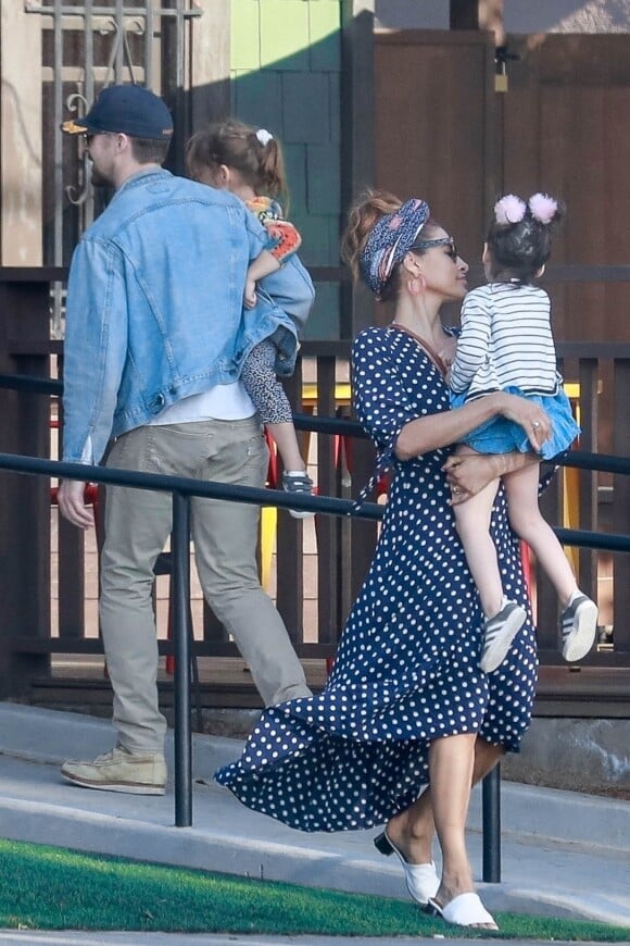 Exclusif - Eva Mendes et son compagnon Ryan Gosling ont passé la journée avec leurs filles Esmeralda et Amada à Los Angeles, le 26 avril 2019.