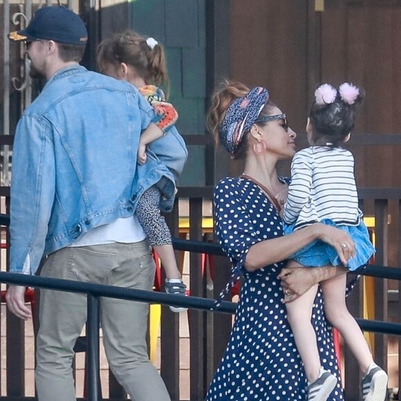 Exclusif - Eva Mendes et son compagnon Ryan Gosling ont passé la journée avec leurs filles Esmeralda et Amada à Los Angeles, le 26 avril 2019.