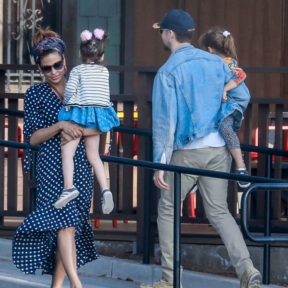 Exclusif - Eva Mendes et son compagnon Ryan Gosling ont passé la journée avec leurs filles Esmeralda et Amada à Los Angeles, le 26 avril 2019.