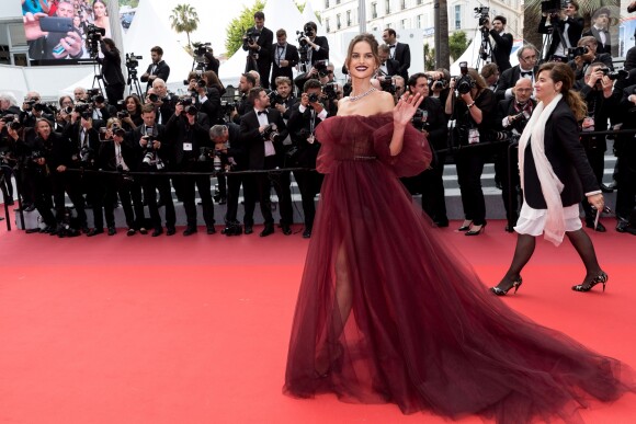 Izabel Goulart assiste à la montée des marches du film "Roubaix, une lumière (Oh Mercy!)" lors du 72ème Festival International du Film de Cannes. Le 22 mai 2019 © Jacovides-Moreau / Bestimage