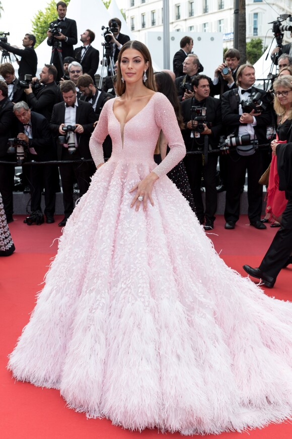 Iris Mittenaere (bijoux De Grisogono) assiste à la montée des marches du film "Roubaix, une lumière (Oh Mercy!)" lors du 72ème Festival International du Film de Cannes. Le 22 mai 2019 © Borde / Bestimage