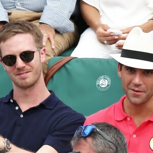 Le chanteur Mika et son compagnon Andy Dermanis dans les tribunes lors de la finale homme des Internationaux de Tennis de Roland-Garros à Paris le 11 juin 2017. © Dominique Jacovides-Cyril Moreau / Bestimage