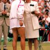 La duchesse Katharine de Kent réconfortant Jana Novotna lors de sa défaite en finale du tournoi de Wimblodon contre Steffi Graff en juin 1993.