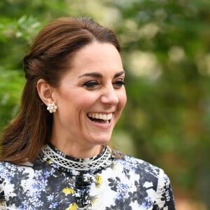 Kate Middleton, duchesse de Cambridge, a fait visiter le jardin qu'elle a créé, baptisé Back to Nature, à la reine Elizabeth II le 20 mai 2019 au Chelsea Flower Show à Londres. Pour l'occasion, elle portait une robe Erdem.