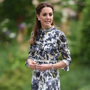 Kate Middleton, duchesse de Cambridge, a fait visiter le jardin qu'elle a créé, baptisé Back to Nature, à la reine Elizabeth II le 20 mai 2019 au Chelsea Flower Show à Londres. Pour l'occasion, elle portait une robe Erdem.