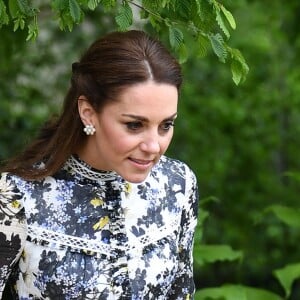 Kate Middleton, duchesse de Cambridge, a fait visiter le jardin qu'elle a créé, baptisé Back to Nature, à la reine Elizabeth II le 20 mai 2019 au Chelsea Flower Show à Londres. Pour l'occasion, elle portait une robe Erdem.