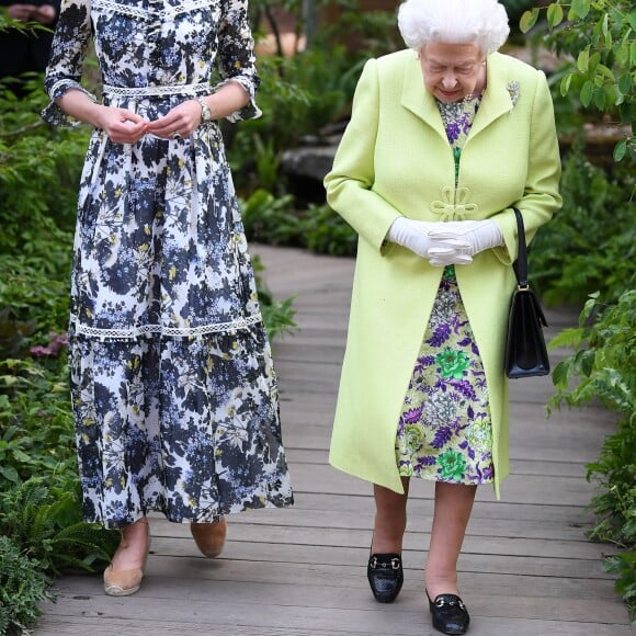 Kate Middleton, duchesse de Cambridge, a fait visiter le jardin qu'elle a créé, baptisé Back to Nature, à la reine Elizabeth II le 20 mai 2019 au Chelsea Flower Show à Londres. Pour l'occasion, elle portait une robe Erdem.