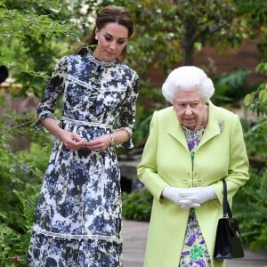 Kate Middleton, duchesse de Cambridge, a fait visiter le jardin qu'elle a créé, baptisé Back to Nature, à la reine Elizabeth II le 20 mai 2019 au Chelsea Flower Show à Londres. Pour l'occasion, elle portait une robe Erdem.