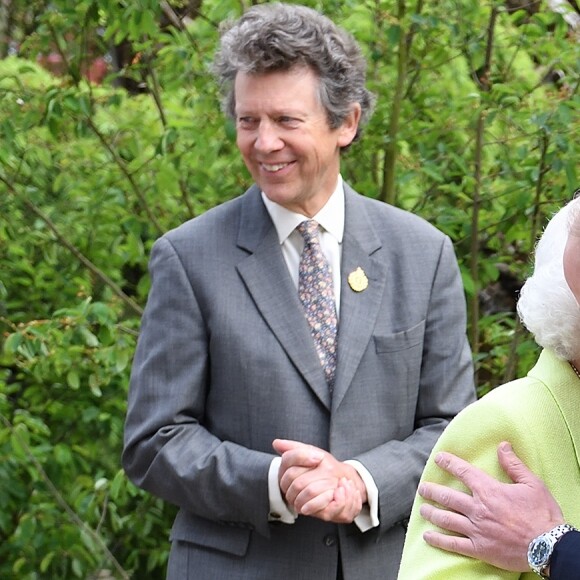 Kate Middleton, duchesse de Cambridge, a fait visiter le jardin qu'elle a créé, baptisé Back to Nature, à la reine Elizabeth II le 20 mai 2019 au Chelsea Flower Show à Londres. Pour l'occasion, elle portait une robe Erdem.