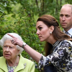 Kate Middleton, duchesse de Cambridge, a fait visiter le jardin qu'elle a créé, baptisé Back to Nature, à la reine Elizabeth II le 20 mai 2019 au Chelsea Flower Show à Londres. Pour l'occasion, elle portait une robe Erdem.