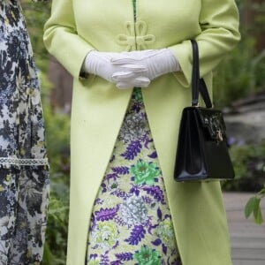 Kate Middleton, duchesse de Cambridge, a fait visiter le jardin qu'elle a créé, baptisé Back to Nature, à la reine Elizabeth II le 20 mai 2019 au Chelsea Flower Show à Londres. Pour l'occasion, elle portait une robe Erdem.