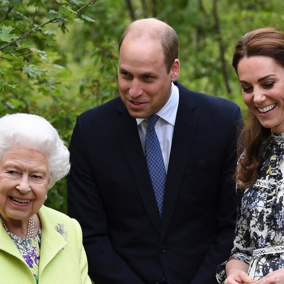 Kate Middleton, duchesse de Cambridge, a fait visiter le jardin qu'elle a créé, baptisé Back to Nature, à la reine Elizabeth II le 20 mai 2019 au Chelsea Flower Show à Londres. Pour l'occasion, elle portait une robe Erdem.