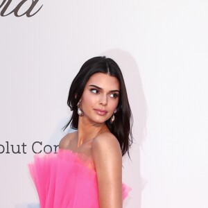 Kendall Jenner, habillée d'une robe de la collection Giambattista Valli x H&M, assiste à la soirée amfAR Gala Cannes 2019 à l'Eden Roc au Cap d'Antibes, lors du 72ème Festival International du Film de Cannes, le 23 mai 2019. © Jacovides / Moreau / Bestimage