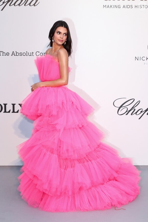 Kendall Jenner, habillée d'une robe de la collection Giambattista Valli x H&M, assiste à la soirée amfAR Gala Cannes 2019 à l'Eden Roc au Cap d'Antibes, lors du 72ème Festival International du Film de Cannes, le 23 mai 2019. © Jacovides / Moreau / Bestimage