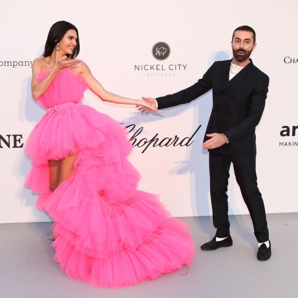 Kendall Jenner, habillée d'une robe Giambattista Valli x H&M, et le couturier Giambattista Valli, assistent à la soirée amfAR Gala Cannes 2019 à l'Eden Roc au Cap d'Antibes, lors du 72ème Festival International du Film de Cannes, le 23 mai 2019. © Jacovides / Moreau / Bestimage