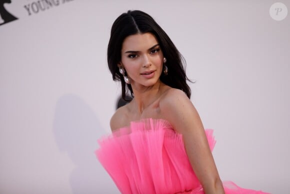 Kendall Jenner, habillée d'une robe de la collection Giambattista Valli x H&M, assiste à la soirée amfAR Gala Cannes 2019 à l'Eden Roc au Cap d'Antibes, lors du 72ème Festival International du Film de Cannes, le 23 mai 2019. © Jacovides / Moreau / Bestimage
