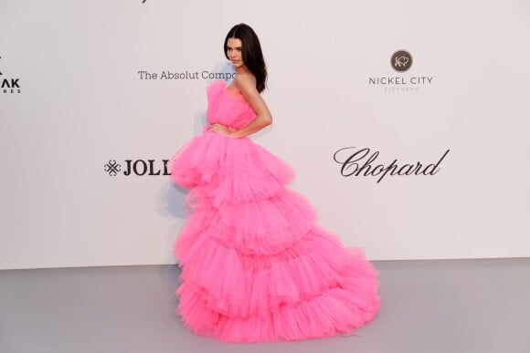 Kendall Jenner, habillée d'une robe de la collection Giambattista Valli x H&M, assiste à la soirée amfAR Gala Cannes 2019 à l'Eden Roc au Cap d'Antibes, lors du 72ème Festival International du Film de Cannes, le 23 mai 2019. © Jacovides / Moreau / Bestimage