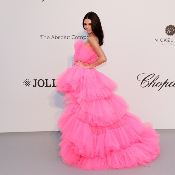 Kendall Jenner, habillée d'une robe de la collection Giambattista Valli x H&M, assiste à la soirée amfAR Gala Cannes 2019 à l'Eden Roc au Cap d'Antibes, lors du 72ème Festival International du Film de Cannes, le 23 mai 2019. © Jacovides / Moreau / Bestimage