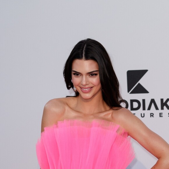 Kendall Jenner, habillée d'une robe de la collection Giambattista Valli x H&M, assiste à la soirée amfAR Gala Cannes 2019 à l'Eden Roc au Cap d'Antibes, lors du 72ème Festival International du Film de Cannes, le 23 mai 2019. © Jacovides / Moreau / Bestimage