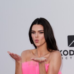 Kendall Jenner, habillée d'une robe de la collection Giambattista Valli x H&M, assiste à la soirée amfAR Gala Cannes 2019 à l'Eden Roc au Cap d'Antibes, lors du 72ème Festival International du Film de Cannes, le 23 mai 2019. © Jacovides / Moreau / Bestimage