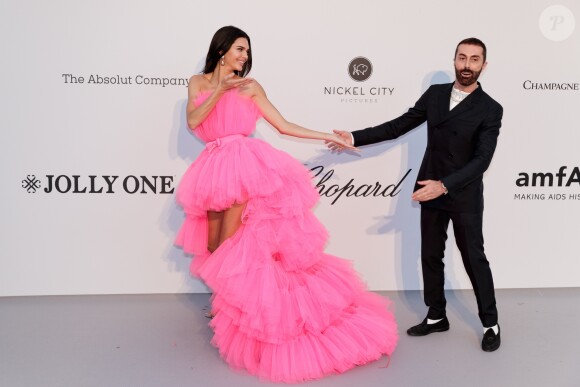 Kendall Jenner, habillée d'une robe Giambattista Valli x H&M, et le couturier Giambattista Valli, assistent à la soirée amfAR Gala Cannes 2019 à l'Eden Roc au Cap d'Antibes, lors du 72ème Festival International du Film de Cannes, le 23 mai 2019. © Jacovides / Moreau / Bestimage