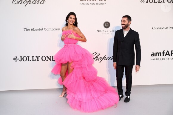 Kendall Jenner, habillée d'une robe Giambattista Valli x H&M, et le couturier Giambattista Valli, assistent à la soirée amfAR Gala Cannes 2019 à l'Eden Roc au Cap d'Antibes, lors du 72ème Festival International du Film de Cannes, le 23 mai 2019. © Jacovides / Moreau / Bestimage