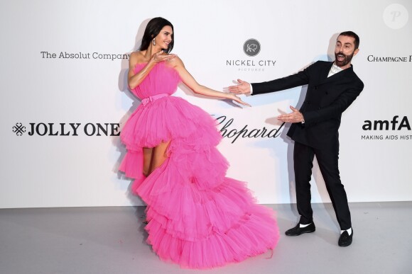 Kendall Jenner, habillée d'une robe Giambattista Valli x H&M, et le couturier Giambattista Valli, assistent à la soirée amfAR Gala Cannes 2019 à l'Eden Roc au Cap d'Antibes, lors du 72ème Festival International du Film de Cannes, le 23 mai 2019. © Jacovides / Moreau / Bestimage