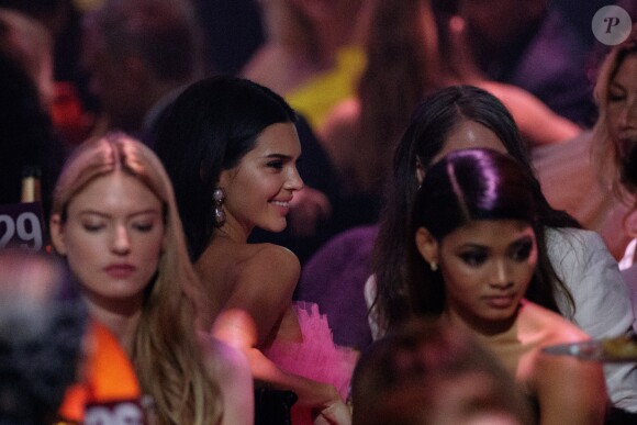 Kendall Jenner, Martha Hunt assistent à la vente aux enchères de la soirée AmfAR Gala Cannes 2019 à l'Eden Roc au Cap d'Antibes lors du 72ème Festival International du Film de Cannes, le 23 mai 2019. © Jacovides / Moreau / Bestimage