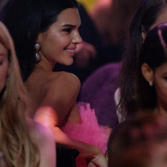 Kendall Jenner, Martha Hunt assistent à la vente aux enchères de la soirée AmfAR Gala Cannes 2019 à l'Eden Roc au Cap d'Antibes lors du 72ème Festival International du Film de Cannes, le 23 mai 2019. © Jacovides / Moreau / Bestimage