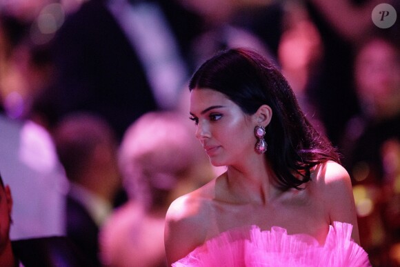 Kendall Jenner assiste à la vente aux enchères de la soirée amfAR Gala Cannes 2019 à l'Eden Roc au Cap d'Antibes lors du 72ème Festival International du Film de Cannes, le 23 mai 2019. © Jacovides / Moreau / Bestimage