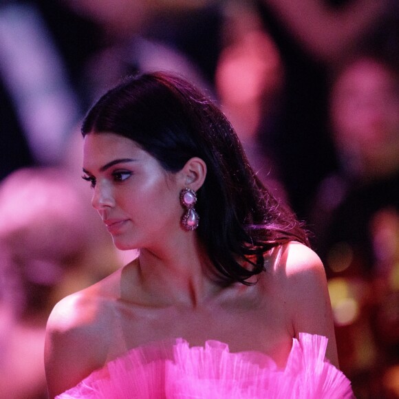 Kendall Jenner assiste à la vente aux enchères de la soirée amfAR Gala Cannes 2019 à l'Eden Roc au Cap d'Antibes lors du 72ème Festival International du Film de Cannes, le 23 mai 2019. © Jacovides / Moreau / Bestimage