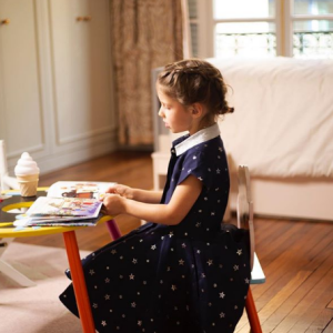 Margaux, la fille de Sylvie Tellier, en pleine lecture - Instagram, 24 mars 2019