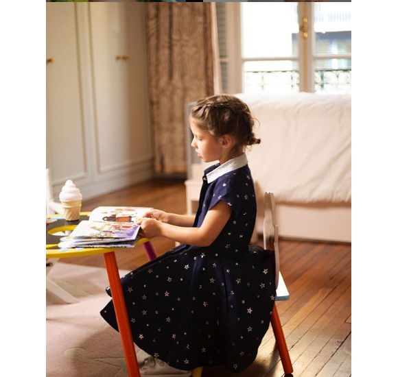 Margaux, la fille de Sylvie Tellier, en pleine lecture - Instagram, 24 mars 2019