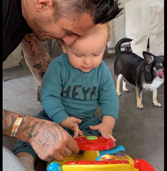 Tiago découvre l'un de ses nombreux jouets avec son père Julien Tanti le jour de son anniversaire le 24 mai 2019.