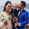 Julien et Manon Tanti avec leur bébé Tiago posent pour les photographes le jour de leur mariage.